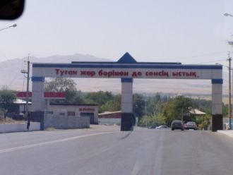 На одной из улиц города Ленгер.