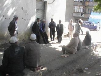 Местные жители города Алга.