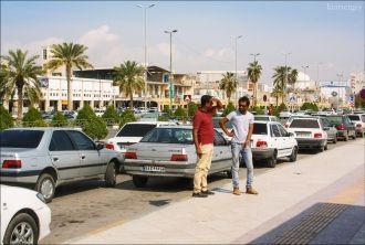 Люди на улицах города Бендер-Аббас.