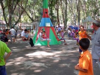 Местные жители города Чуст.