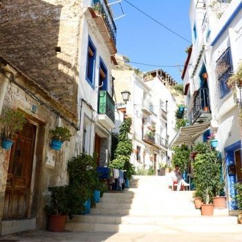 Улочка в Аликанте.