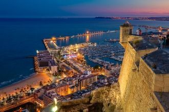 Вид на ночной Аликанте.