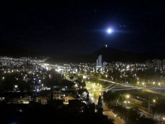 Вид на ночной Кочабамба.