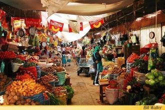Огромный рынок Ла-Канча, занимающий неск
