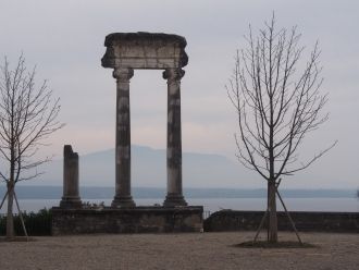 Римская колонна в Ньоне.