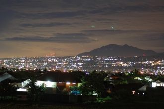 Город Бандунг ночью.