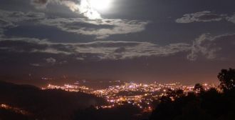 Вид на ночной город Манисалес.
