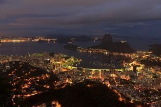 Ночной город Нитерой, Бразилия.