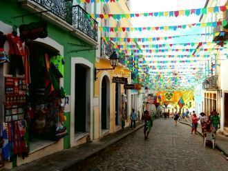 Салвадор, улицы подготовлены к карнавалу