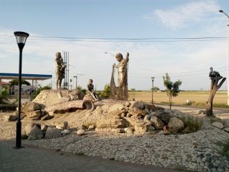Памятник рыбакам на набережной города Ма