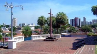 Крест в местном парке, расположенном в К