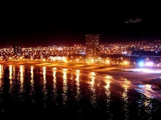 Ночной город Икике.