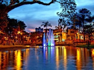 Город Анаполис ночью.