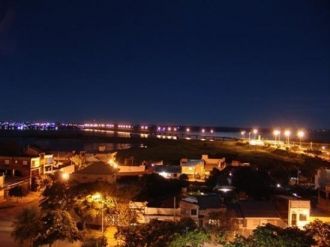 Город Посадас ночью.