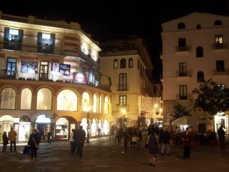 Ночные улицы Салерно, Италия.