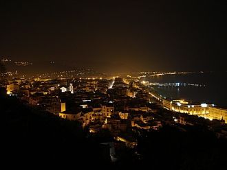 Ночной город Салерно, Италия.