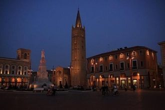 Город Форли ночью.