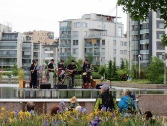 Местные музыканты и жители.