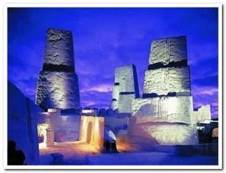 Ледяной замок ночью.