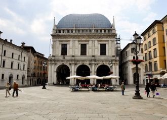 Здание Лоджия, предназначенное для разме