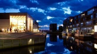 Город Нюкёбинг ночью.