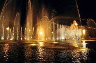 Фонтаны Шале. Ночьное фото.