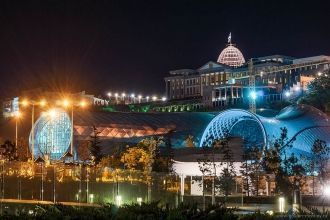 Вид на ночной Тбилиси.