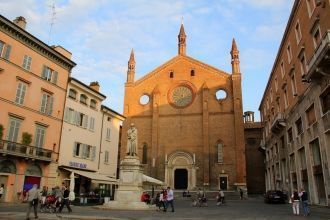 Жители и гости города Пьяченца.