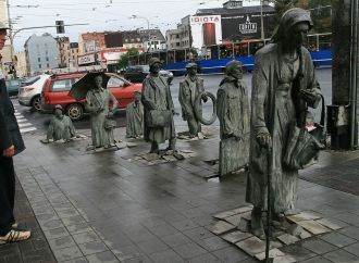 Скульптурная группа «Переход 1977-2005».