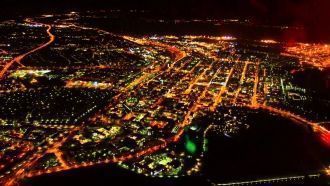 Город Оулу ночью.