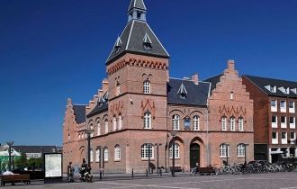 Эсбьерг. Главная площадь и здание суда.