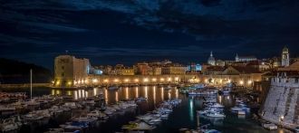 Порт Дубровника ночью