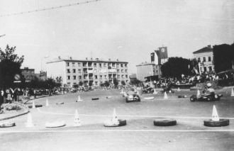 Старая фотография гонок в Кадане.