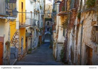 Улочка города Гаэта, Италия.