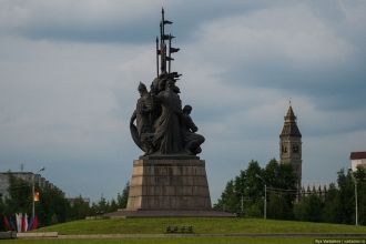 Памятник основателям города Сургут.