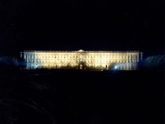 Королевский дворец в Казерте ночью.