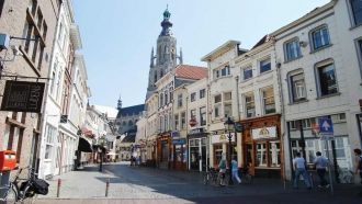 Улица в центре  Бреды.