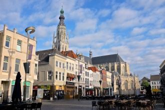 Вид на церковь и кафе - Бреда, Нидерланд