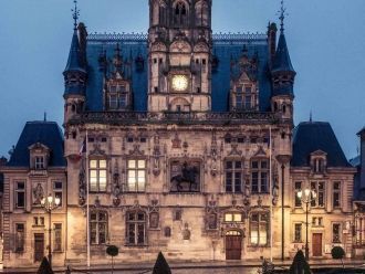 Вечер на улицах французского города Комп