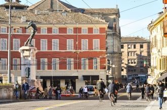 Жители и гости Пармы.