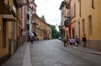 Люди в Парме.