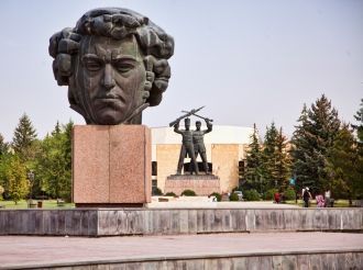 Памятник Хачатуру Абовяну