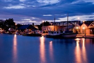 Причалы города Будё. Ночь.