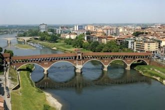 Вид на город Павию и мост через рек