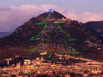 Огромная рождественская ёлка в городе Гу