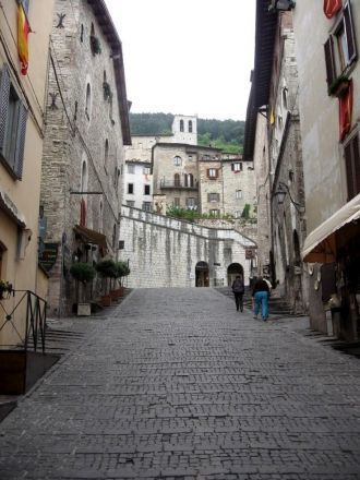 Улочка итальянского города Губбио.