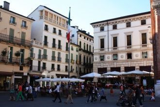 Пешеходы на улицах горда