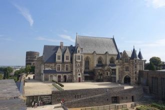 В Анже есть замок Château D'Angers, явля