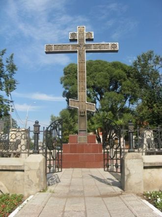 Памятный крест на месте Спасо-Всеградско