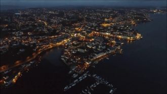 Город Арендал ночью.